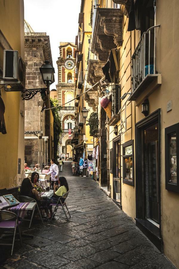 Holiday Sorrento Center Exterior foto
